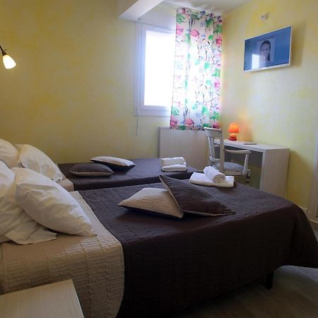 Hotel De La Plage 2 Etoiles Valras-Plage Oda fotoğraf